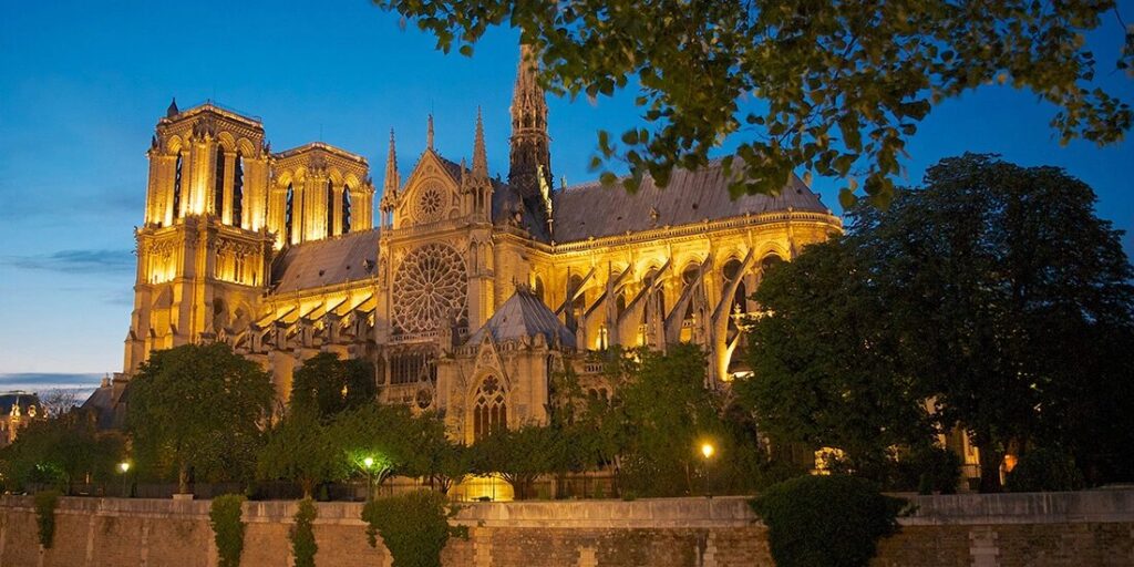 Photo of the Notre Dame cathedral in Paris illuminated at dusk