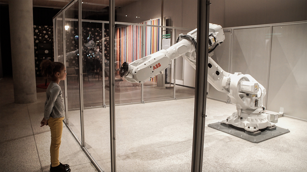 Image of Mimus at the Design Museum. Courtesy of Madeline Gannon and Autodesk, Inc.