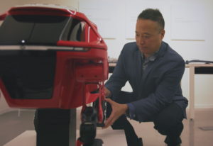  John Suh, director fundador de Hyundai del Estudio New Horizons de la compañía, examina los componentes del versátil prototipo Elevate que deben ser extremadamente fuertes y ligeros.